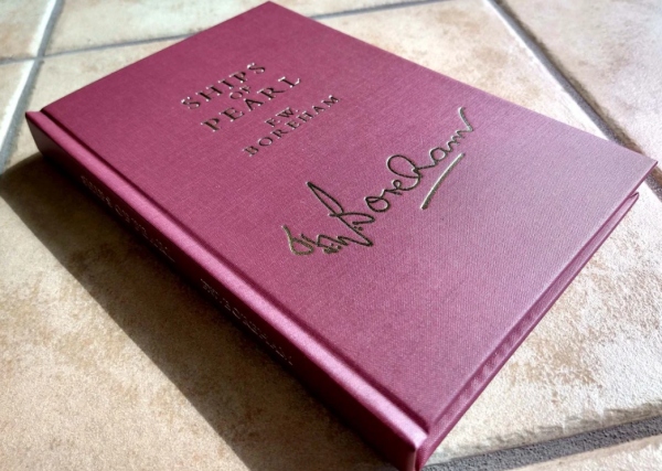 Desain cover buku dengan aksen foil emboss